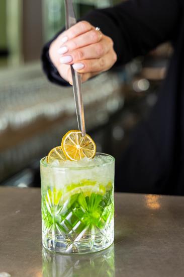 restaurant bar solis - Savourez des cocktails uniques dans une ambiance festive
