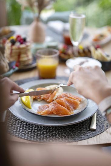 restaurant bar solis - Vibrez avec notre brunch live : Un festin pour les sens